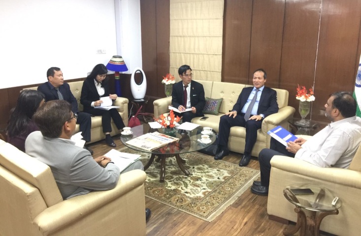 Deputy Minister Cao Quoc Hung works with Deputy Minister of Industry and Trade of India to solve difficulties for agricultural and aquatic products for export