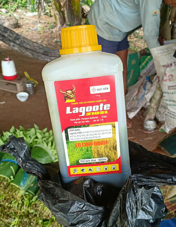 The bottle that Mr. Bien used also contained the banned active ingredient Paraquat.  Photo: Thu Ngan.