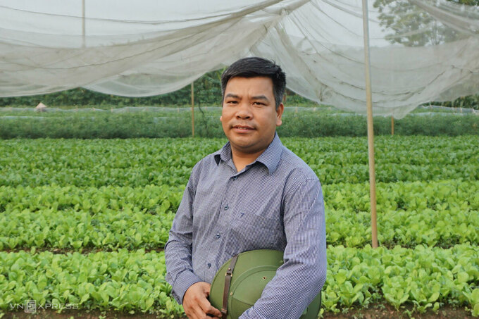 Mr. Vuong Sy Thanh once wrapped in Lam Dong half a year and learned how to grow clean vegetables.  Photo: Hoang Phuong.