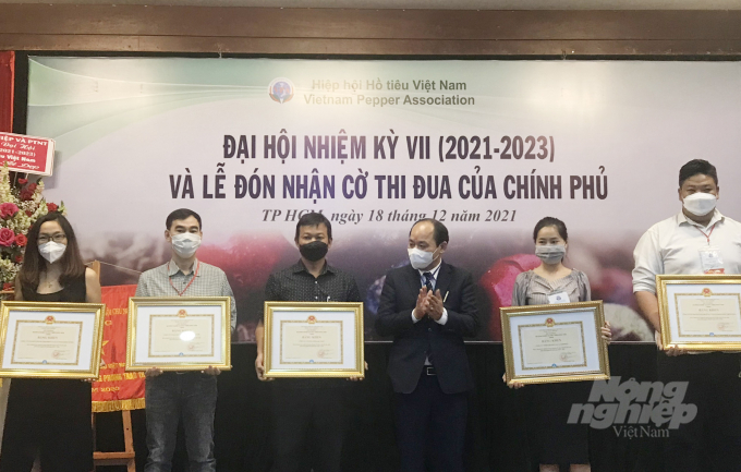 Some member enterprises of VPA received certificates of merit from the Ministry of Agriculture and Rural Development.  Photo: Thanh Son.