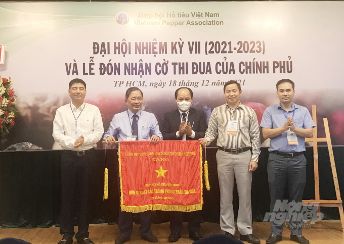 Mr. Nguyen Nam Hai - President of VPA, term VI, represented VPA to receive the Government's Emulation Flag.  Photo: Thanh Son.