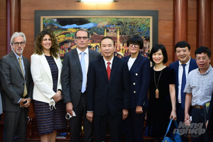 Representatives of IFC affirmed that they would provide technical, consulting and financial support to Vietnam in the agricultural sector.  Photo: Tung Dinh.