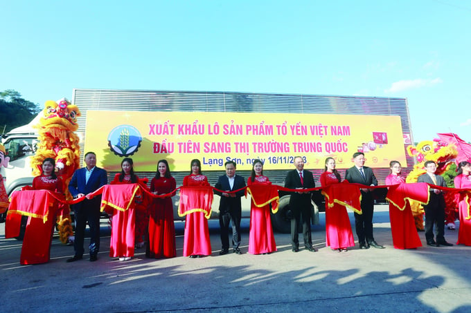 Ceremony of exporting the first official batch of bird's nest to the Chinese market.