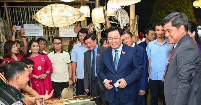 Chairman of the National Assembly Vuong Dinh Hue, Deputy Minister of Agriculture and Rural Development Tran Thanh Nam at the Festival of Preserving and Developing Vietnamese Craft Villages.