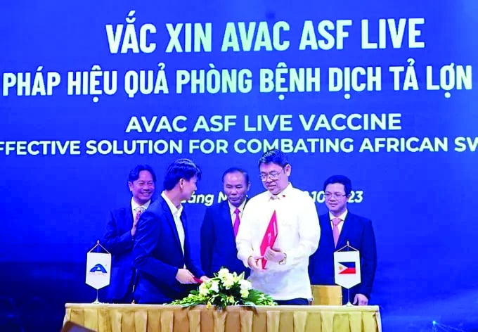 Signing ceremony to export African swine fever vaccine in Quang Ninh.