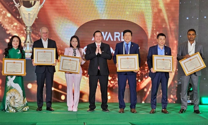 Under authorization, Director Huynh Tan Dat awarded Certificates of Merit from the Minister of Agriculture and Rural Development to groups and individuals with outstanding achievements in 2023. Photo: Bao Thang.