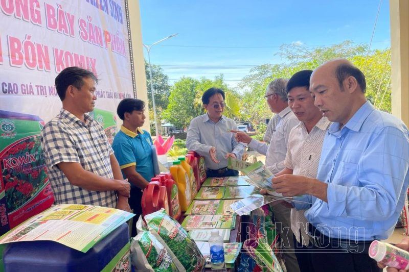 Delegates visited the agricultural materials booth at the forum