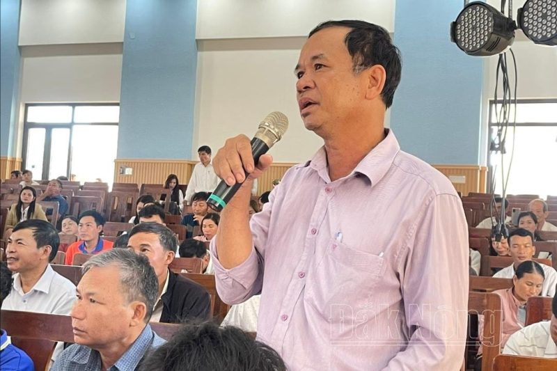 People in Thuan Hanh commune, Dak Song district raised the issue of measures to prevent quick and slow death diseases with experts.